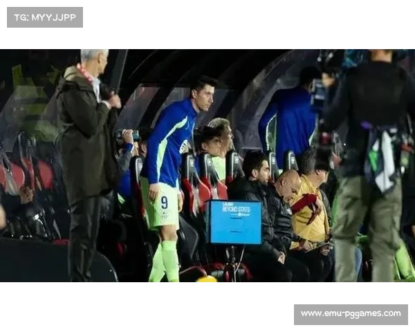 巴萨小球迷冲入场拥抱亚马尔保安温情处理获球迷点赞