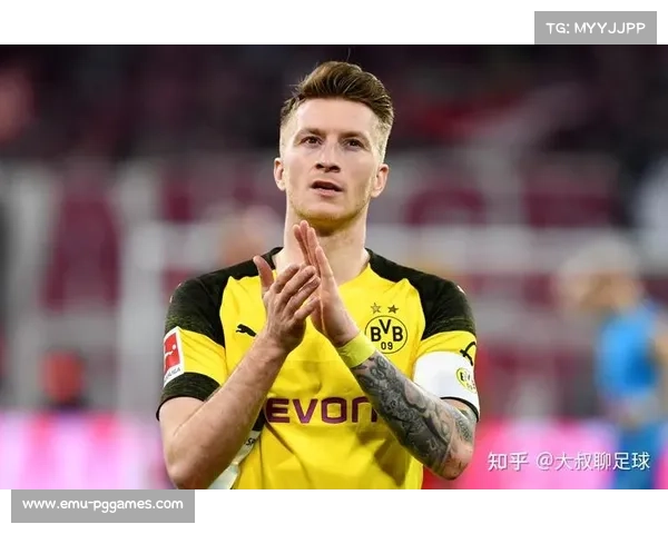 特写镜头：多特蒙德老将罗伊斯替补登场，接受主场球迷起立鼓掌